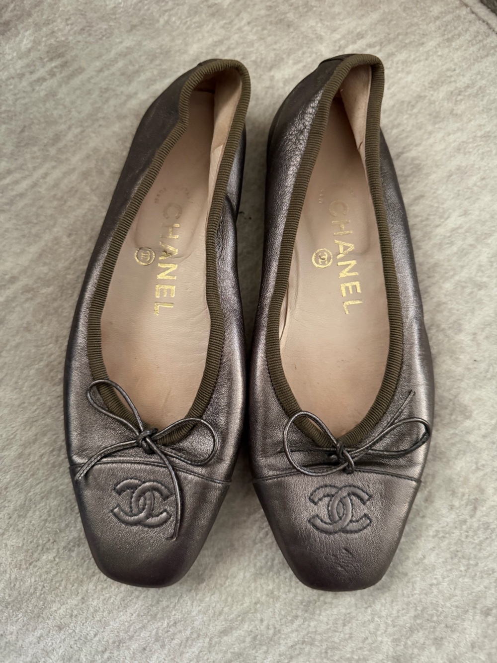 CHANEL CC Logo Pewter Gray Metallic Leather Square Toe Ballet Flats size 35